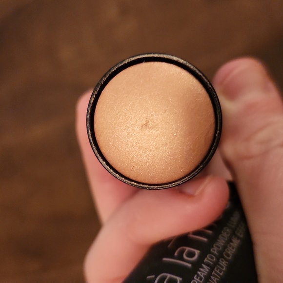 Younique luminizer - Picture 3 of 3